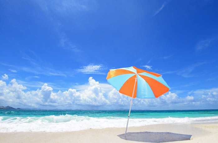夏の暑さと熱中症・脱水対策を呼びかける海辺の風景
